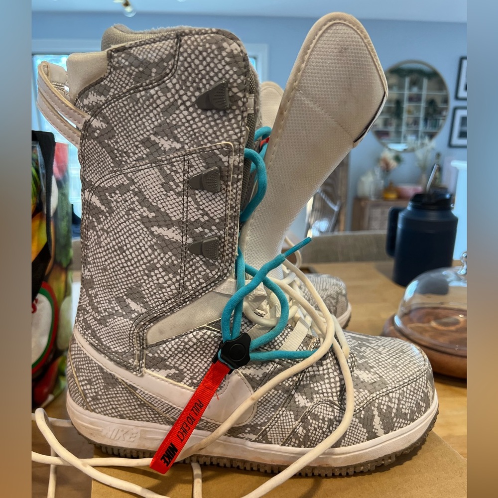 RARE FIND - Nike Snake Print Women’s snowboarding boots
